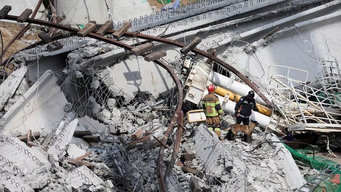 Rescue workers participate in a salvage operation at a collapsed highway construction site in Cheonan, South Korea, February 25, 2025. REUTERS/Kim Hong-ji Purchase Licensing Rights