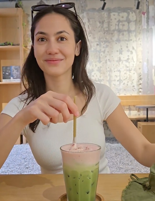 Penampilan Pevita Pearce setelah dinikahi oleh Mirzan Meer kembali jadi sorotan. Kerap tampil natural tanpa pulasan makeup, wajah Pevita berhasil bikin salfok. Foto: Instagram/@pevpearce