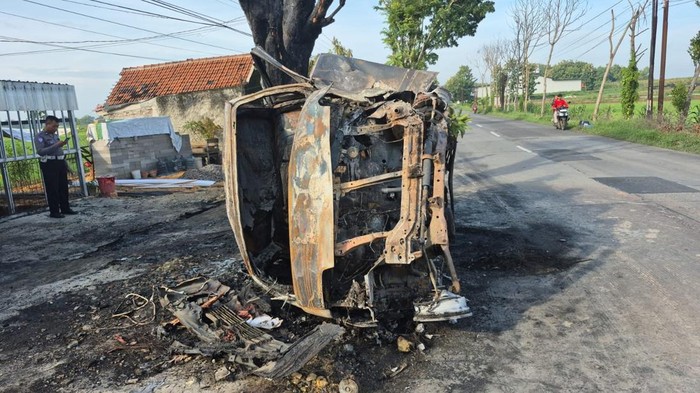 Pikap muatan tiner ludes terbakar usai kecelakaan di Desa Tanjungharjo, Kecamatan Ngaringan, Kabupaten Grobogan, Selasa (25/2/2025).