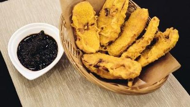 Pisang goreng sambal kecap