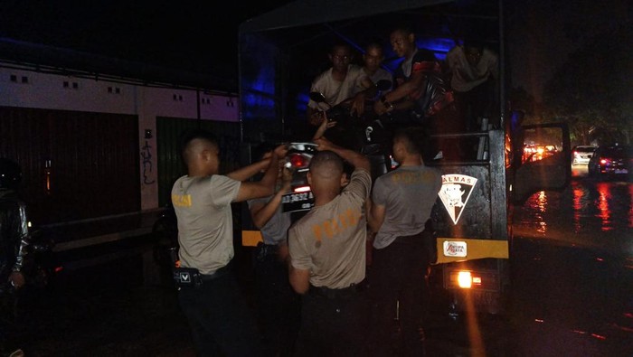 Polisi bantu evakuasi pengendara yang terjebak banjir di Sukoharjo, Selasa (25/2/2025).