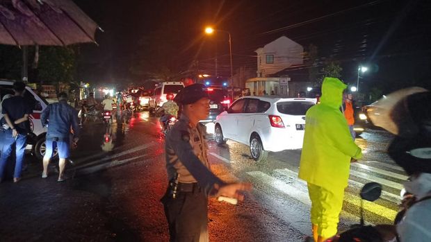Polisi bantu evakuasi pengendara yang terjebak banjir di Sukoharjo, Selasa (25/2/2025).