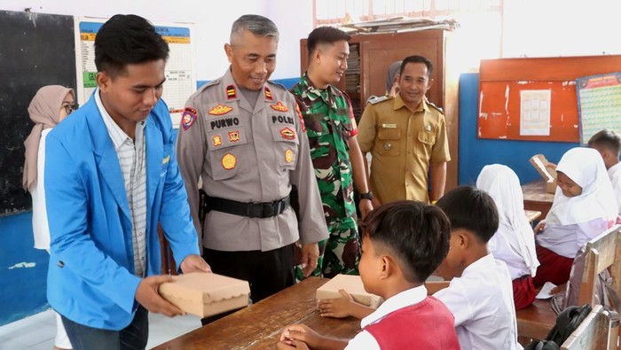 Polisi di Probolinggo gandeng mahasiswa bagikan makan bergizi gratis