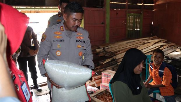 Kapolres Grobogan AKBP Ike Yulianto berikan bantuan kepada keluarga yang membutuhkan di Kabupaten Grobogan, Selasa (25/2/2025).