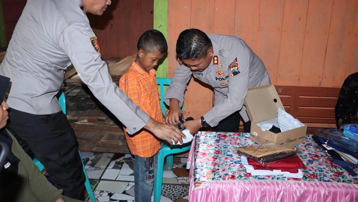 Kapolres Grobogan AKBP Ike Yulianto berikan bantuan kepada keluarga yang membutuhkan di Kabupaten Grobogan, Selasa (25/2/2025).