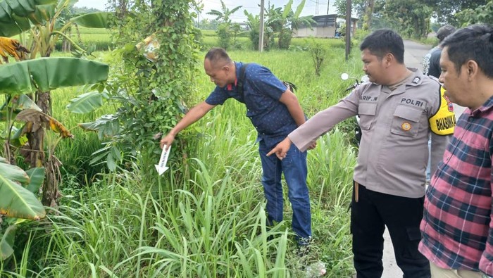 Polisi menunjukkan lokasi penemuan bayi perempuan di Nogosari, Boyolali, Selasa (25/2/2025).