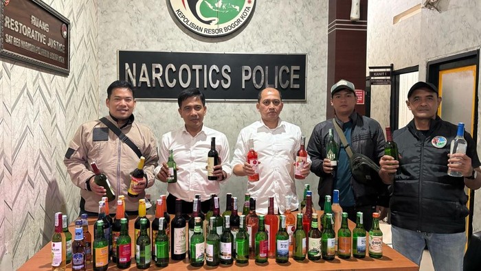 Polisi Razia Warung Kelontong di Bogor, Sita 230 Botol Miras Ilegal