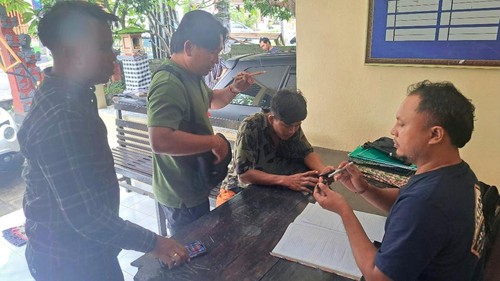 Polisi saat melakukan interogasi terhadap I Nyoman Sabar yang merekayasa kasus pencurian di rumahnya (dok. Polres Karangasem)