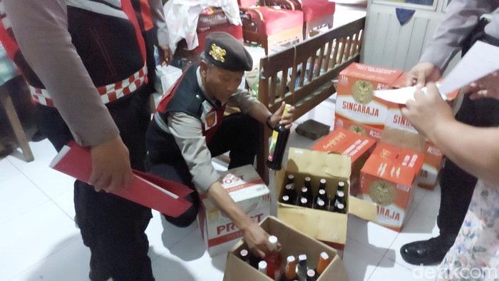 Polisi saat mengamankan ratusan botol miras