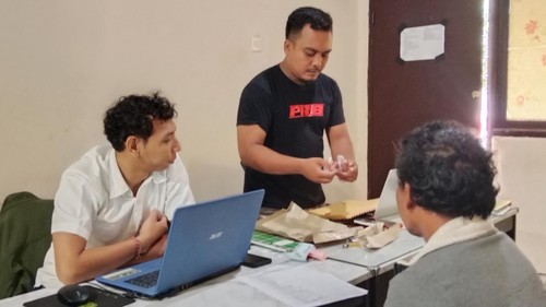 Polres Lombok Timur memeriksa pelaku peredaran ganja, Senin (24/02/2025). (Dok. Satres Narkoba Polres Lombok Timur)