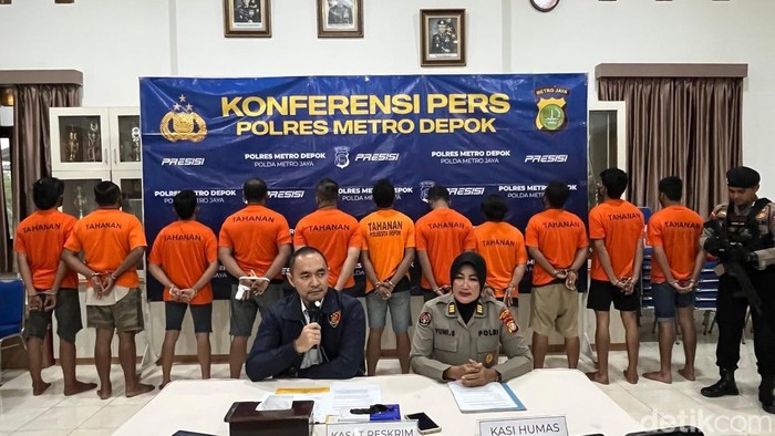 Polres Metro Depok menetapkan 11 tersangka kasus perusakan berujung rumah nyaris dibakar di Depok.