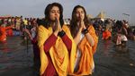 Potret Artis Bollywood Mandi Suci Rayakan Festival Maha Kumbh Mela