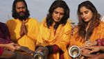 Potret Artis Bollywood Mandi Suci Rayakan Festival Maha Kumbh Mela