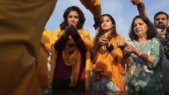 Bollywood actor Raveena Tandon takes ritualist dips at Sangam, the confluence of rivers the Ganges, the Yamuna and the mythical Saraswati during the Maha Kumbh festival, in Prayagraj, India, Tuesday, Feb. 25, 2025. (AP Photo/Rajesh Kumar Singh)