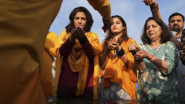 Potret Artis Bollywood Mandi Suci Rayakan Festival Maha Kumbh Mela Bollywood actor Raveena Tandon takes ritualist dips at Sangam, the confluence of rivers the Ganges, the Yamuna and the mythical Saraswati during the Maha Kumbh festival, in Prayagraj, India, Tuesday, Feb. 25, 2025. (AP Photo/Rajesh Kumar Singh)