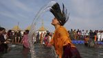 Potret Artis Bollywood Mandi Suci Rayakan Festival Maha Kumbh Mela