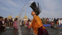 Kumbh Mela merupakan festival paling suci di antara festival-festival lain dalam agama Hindu.   