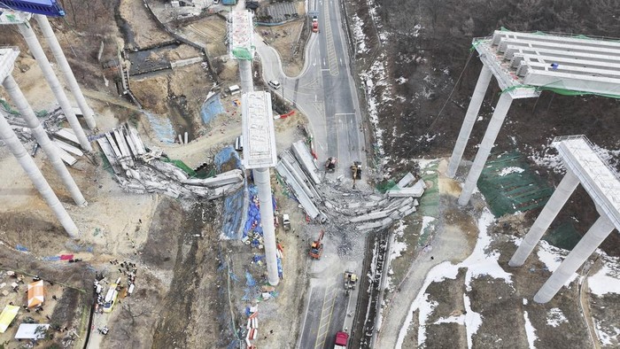 Potret Horor Proyek Jembatan Jalan Raya di Korsel Ambruk Elevated parts of a highway under construction is seen collapsed near Cheonan, South Korea, Tuesday, Feb. 25, 2025. (Hong Ki-won/Yonhap via AP)