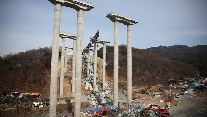 Potret Horor Proyek Jembatan Jalan Raya di Korsel Ambruk Rescue workers participate in a salvage operation at a collapsed highway construction site in Cheonan, South Korea, February 25, 2025. REUTERS/Kim Hong-ji