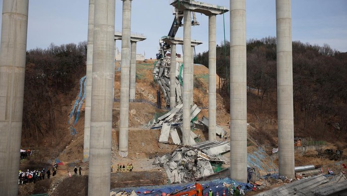 Potret Horor Proyek Jembatan Jalan Raya di Korsel Ambruk Rescue workers participate in a salvage operation at a collapsed highway construction site in Cheonan, South Korea, February 25, 2025. REUTERS/Kim Hong-ji