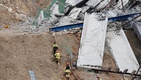 Setidaknya empat orang tewas dan enam lainnya cedera setelah keruntuhan di lokasi konstruksi jalan raya tersebut.  
