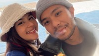 Di Instagram, Jessica Mila meluapkan perasaan setelah dua tahun menikah dengan Yakup Hasibuan. Ia menyebut suasananya selalu romantis dan penuh canda. (Foto: Instagram: @jscmila)