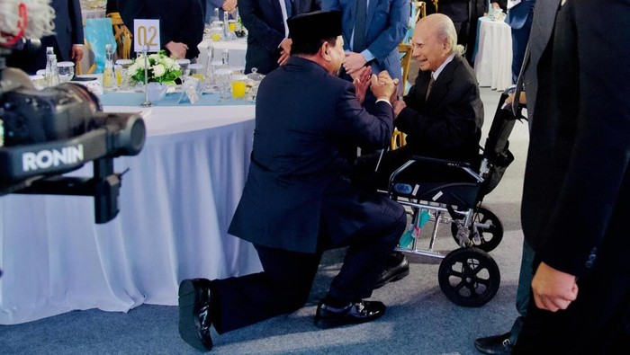 Mantan Menteri Negara Pengawasan Pembangunan dan Lingkungan Hidup Emil Salim hadir dalam peluncuran badan pengelola investasi BPI Danantara di Istana Kepresidenan, Jakarta, Senin (24/2). Presiden Prabowo Subianto membungkuk menyalami Emil Salim.