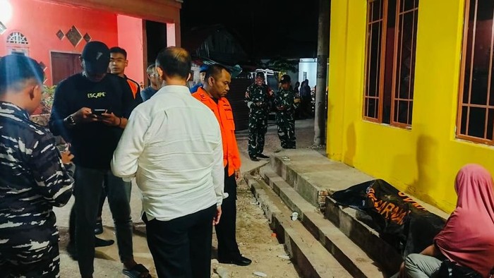 Proses evakuasi pemuda yang lompat dari Jembatan Barelang, Batam.