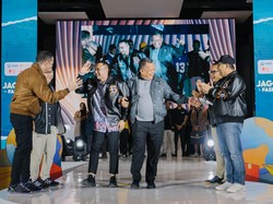 Gaya Trendi Raffi Ahmad Pakai Jaket Kulit Buatan Lokal, Segini Harganya!