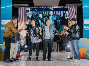 Gaya Trendi Raffi Ahmad Pakai Jaket Kulit Buatan Lokal, Segini Harganya!