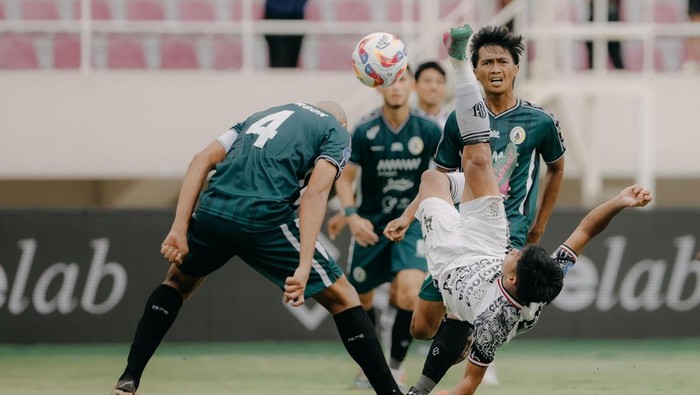 Aksi akrobatik winger Bali United, Rahmat Arjuna Rezki (jersey putih) saat melawan PSS Sleman pada 9 Februari 2025 lalu di Stadion Manahan, Surakarta.
