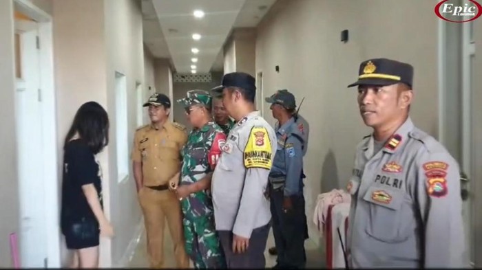 Razia kos-kosan di Kelurahan Sapta Marga, Lingkungan Panaraga Utara, Cakranegara, Kota Mataram, Senin (24/2/2025). (Foto: Dok. Kecamatan Cakranegara)