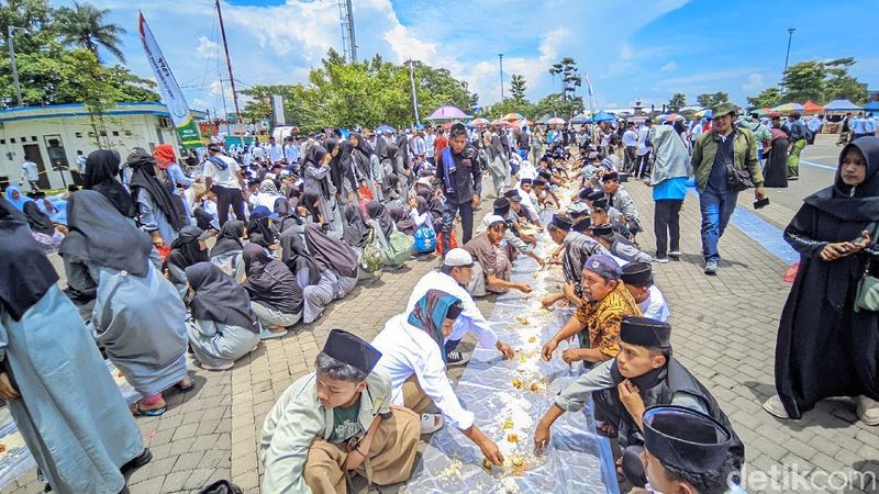 Ribuan santri di Ciamis Munggahan bersama di Alun-alun Ciamis dengan makan nasi liwet.