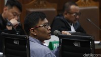 Dalam kasus ini, jaksa mendakwa tiga hakim PN Surabaya menerima suap Rp 1 miliar dan SGD 308 ribu atau setara Rp 3,6 miliar terkait vonis bebas Ronald Tannur atas kematian kekasihnya, Dini Sera Afrianti.