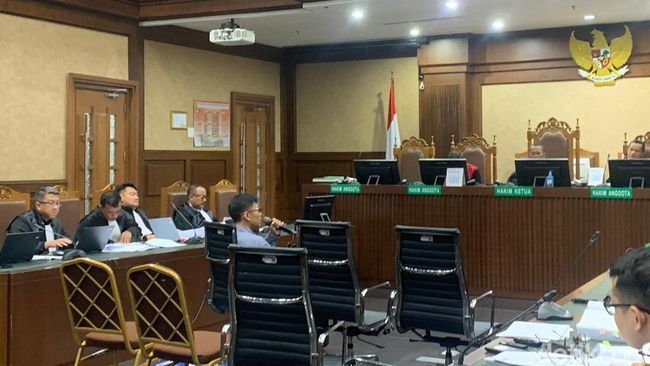 Ronald Tannur jadi saksi dalam kasus dugaan suap dan gratifikasi dengan terdakwa tiga hakim nonaktif Pengadilan Negeri (PN) Surabaya. (Mulia/detikcom)