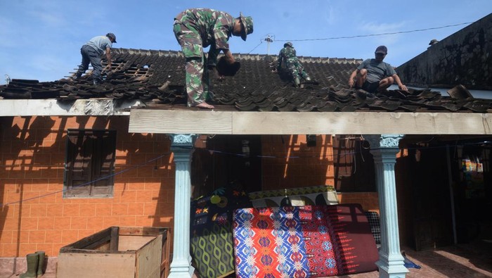 Puluhan rumah, tiga masjid, dan satu puskesmas rusak akibat hujan deras yang disertai angin kencang di Klaten, Jawa Tengah. Kini rumah, masjid, dan puskesma itu mulai diperbaiki.