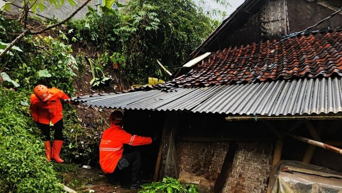 Rumah warga Bogor tertimpa longsor