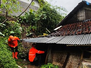 Sore Mencekam di Bogor Saat Tebing Longsor Timpa Rumah
