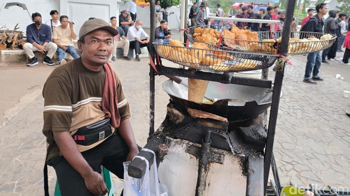 Sarmadi di gerobak gorengan kelilingnya