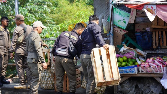 Satpol PP Kabupaten Bogor menertibkan pedagang liar di sekitar Stasiun Cilebut, Bogor. Hal itu dilakukan untuk mengurai kemacetan di sekitar stasiun. (dok istimewa).
