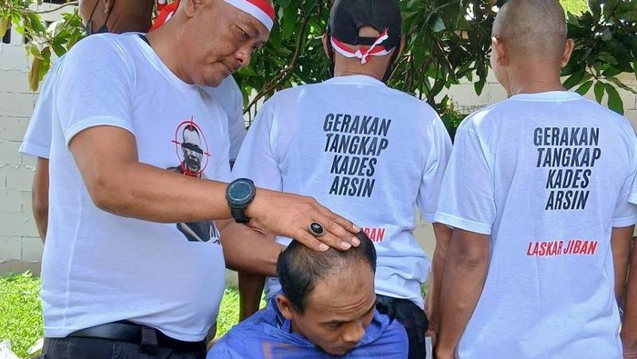 Sejumlah masyarakat yang tergabung dari Aliansi Masyarakat Anti Kedzoliman (Amak) Desa Kohod, Alar Jiban, Kecamatan Pakuhaji, Kabupaten Tangerang, Banten, melakukan aksi cukur gudul secara massal sebagai bentuk apresiasi atas keberhasilan Bareskrim Polri dalam mengungkap kasus pemalsuan SHGB/SHM pagar laut di daerah itu. ANTARA/Azmi Samsul Maarif.