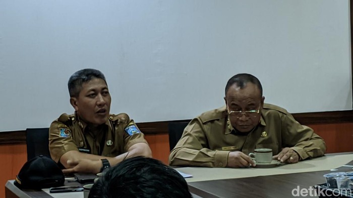 Sekda NTB Lalu Gita Ariadi bersama Kepala Dinas Pemuda dan Olahraga NTB Tri Budiprayitno, Selasa (25/2/2025). Foto: (Ahmad Viqi/detikBali)