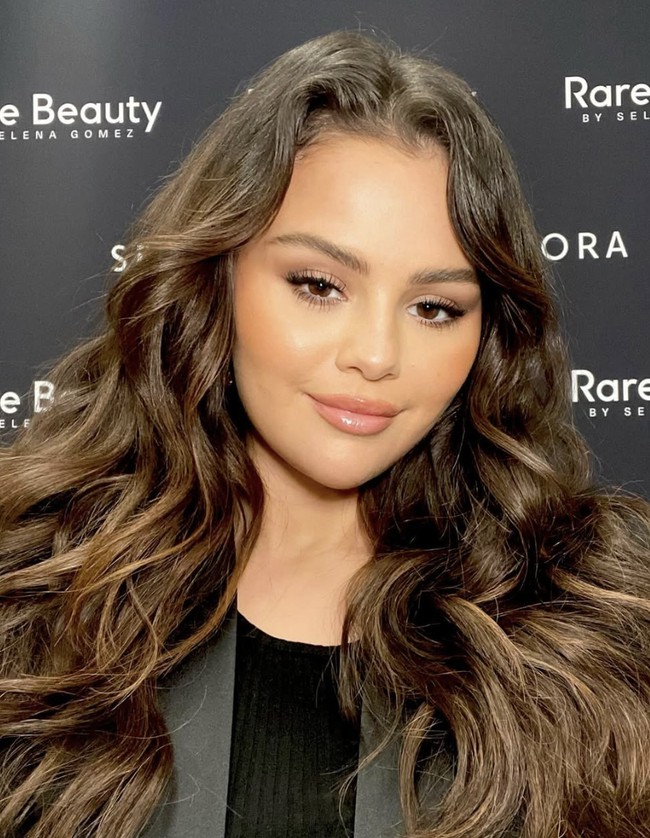 Seperti potretnya saat tampil di Golden Globes 2024 pada Januari tahun lalu, tampak Selena yang mengenakan gaun merah terlihat dengan tubuh yang lebih curvy.  Foto: dok. Instagram @selenagomez