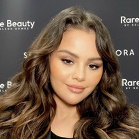 Seperti potretnya saat tampil di Golden Globes 2024 pada Januari tahun lalu, tampak Selena yang mengenakan gaun merah terlihat dengan tubuh yang lebih curvy.  Foto: dok. Instagram @selenagomez