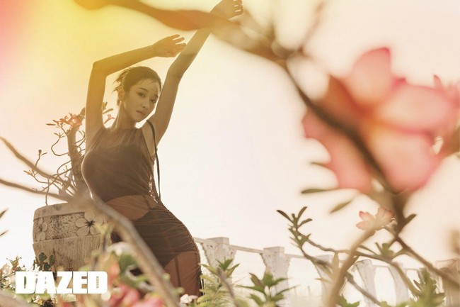 “Aku selalu ingin datang ke Bali. Aku sangat senang bisa melakukan pemotretan dengan pemandangan seindah ini. Semua momen sangat berkesan selama pemotretan ini dan aku bisa lebih mendalami berkat itu,” ungkap Seo Yea Ji terpesona dengan keindahan Bali. Foto: dok. Dazed Korea