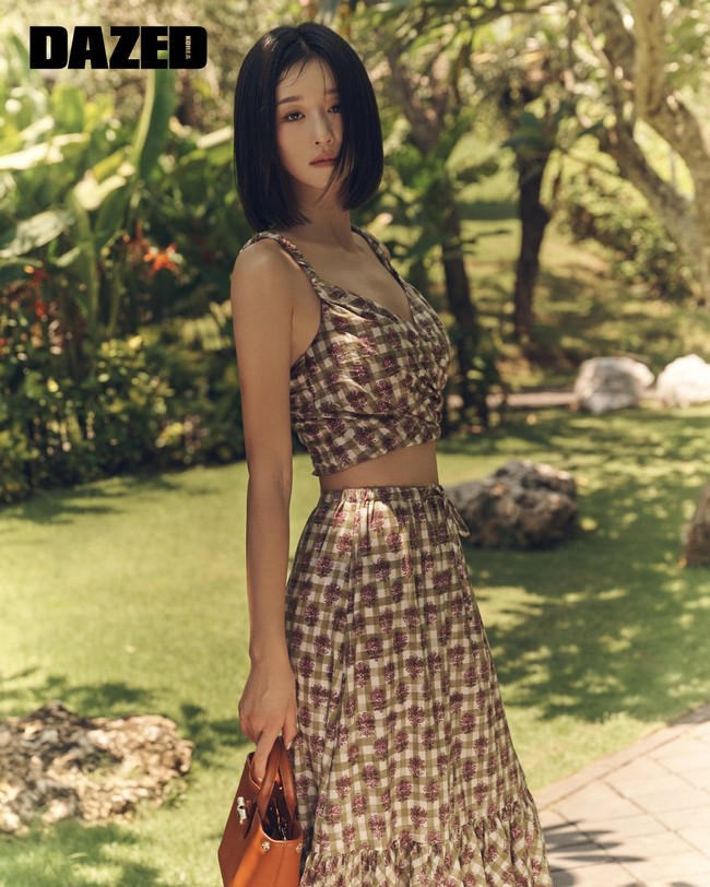 Selama penayangan drama Korea It’s Okay to Not Be Okay, lawan main Kim Soo Hyun ini viral disebut sebagai pemilik pinggang semut oleh netizen Korea. Seo Yea Ji memiliki bentuk tubuh idaman para wanita, tampil memukau dengan mini dress. Foto: dok. Dazed Korea
