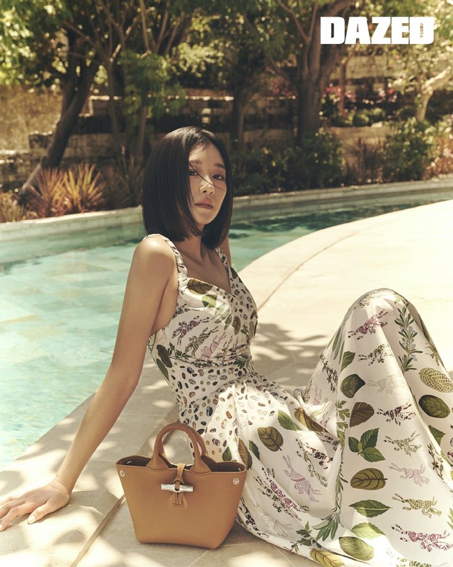 Dalam pemotretannya, Seo Yea Ji memancarkan keanggunan dalam balutan gaun dan koleksi tas Longchamp Le Roseau. Foto: dok. Dazed Korea