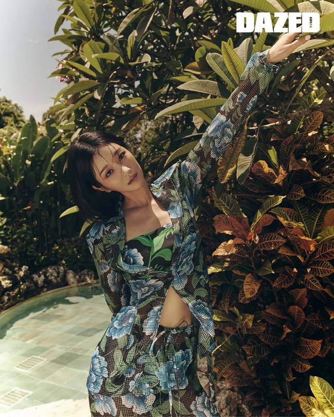 Sejumlah penggemar Indonesia menyambut kedatangannya di Bandara Ngurah Rai Bali pada awal bulan Februari 2025. Kini terungkap bahwa Seo Yea Ji menjalani pemotretannya di AYANA Resort. Foto: dok. Dazed Korea