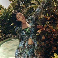 Sejumlah penggemar Indonesia menyambut kedatangannya di Bandara Ngurah Rai Bali pada awal bulan Februari 2025. Kini terungkap bahwa Seo Yea Ji menjalani pemotretannya di AYANA Resort. Foto: dok. Dazed Korea