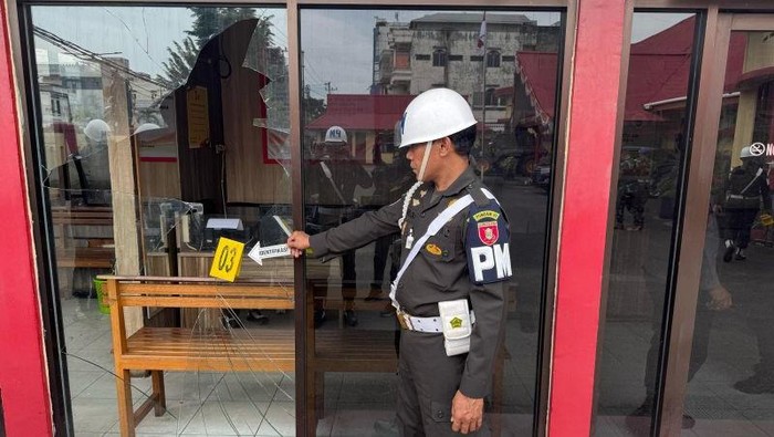 Seorang personel Subdenpom di Kota Tarakan, Kaltara, melakukan olah tempat kejadian perkara usai insiden penyerangan Mapolres Tarakan, Selasa (25/2/2025). (ANTARA/Susylo Asmalyah)